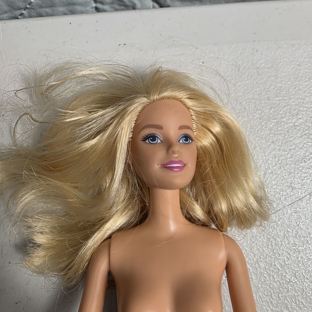 Barbie Fashionistas Shopping Spree Sassy Doll 2009Soft light blonde hair